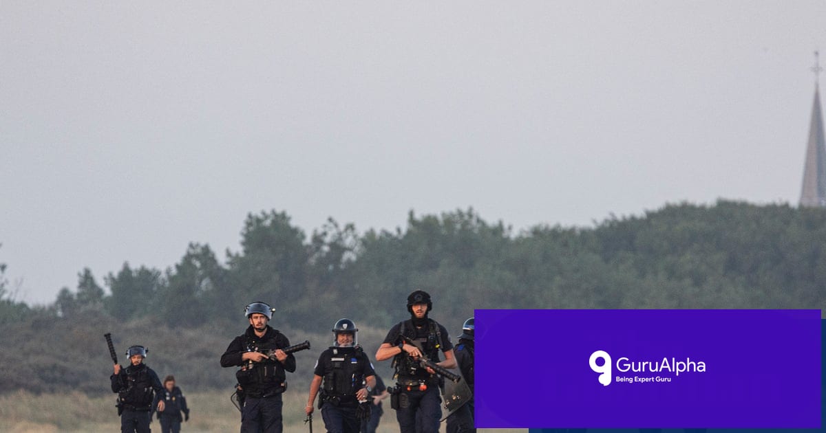 فرانسی پولیس نے برطانیہ جانے والی ڈنگھی کو روکنے کے دوران ساحل پر مہاجرین سے ٹ커